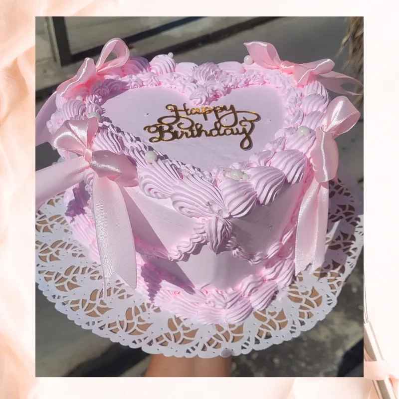 Cake en forma de corazón con moño 