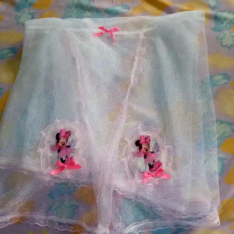 Mosquiterito de cunero con muñecos