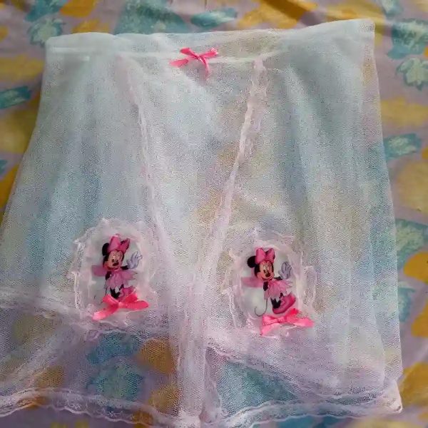 Mosquiterito de cunero con muñecos