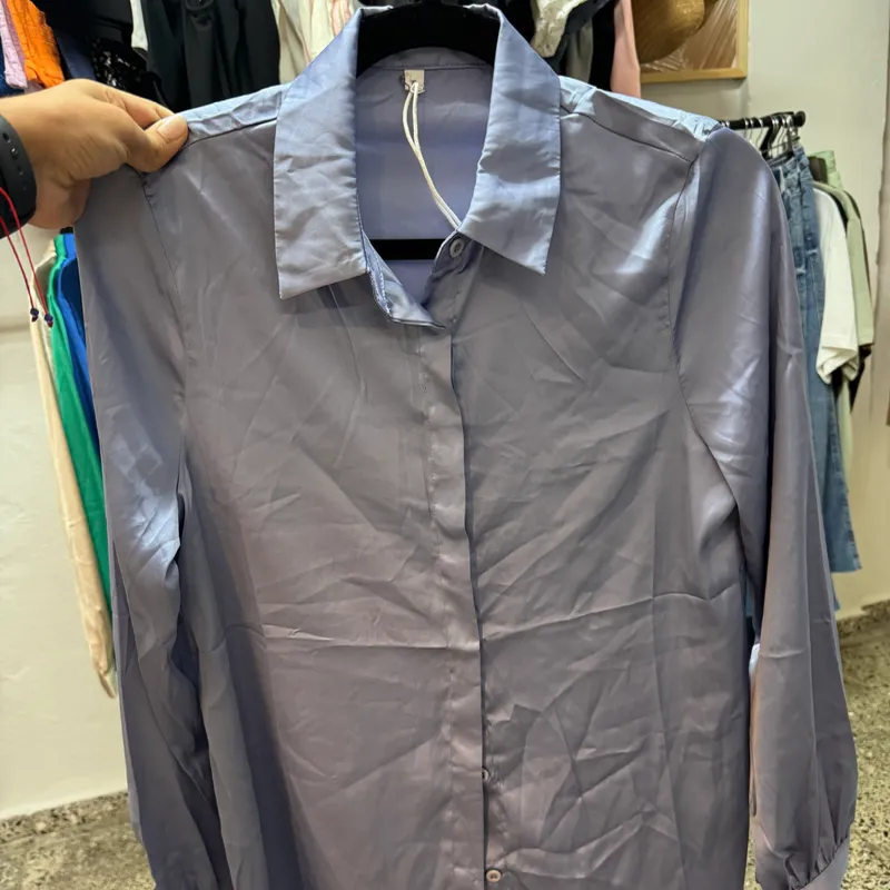 Camisa de satén azul
