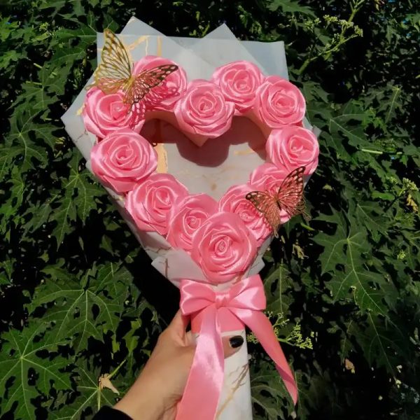 Arreglo estilo ramo en forma de corazón