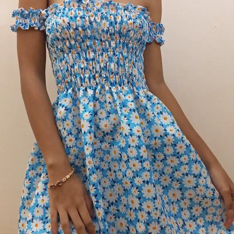 Vestido fruncido a la mitad azul