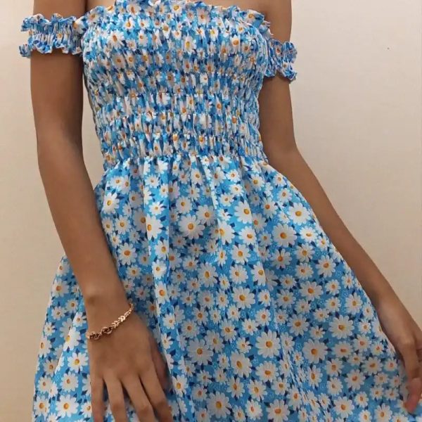 Vestido fruncido a la mitad azul