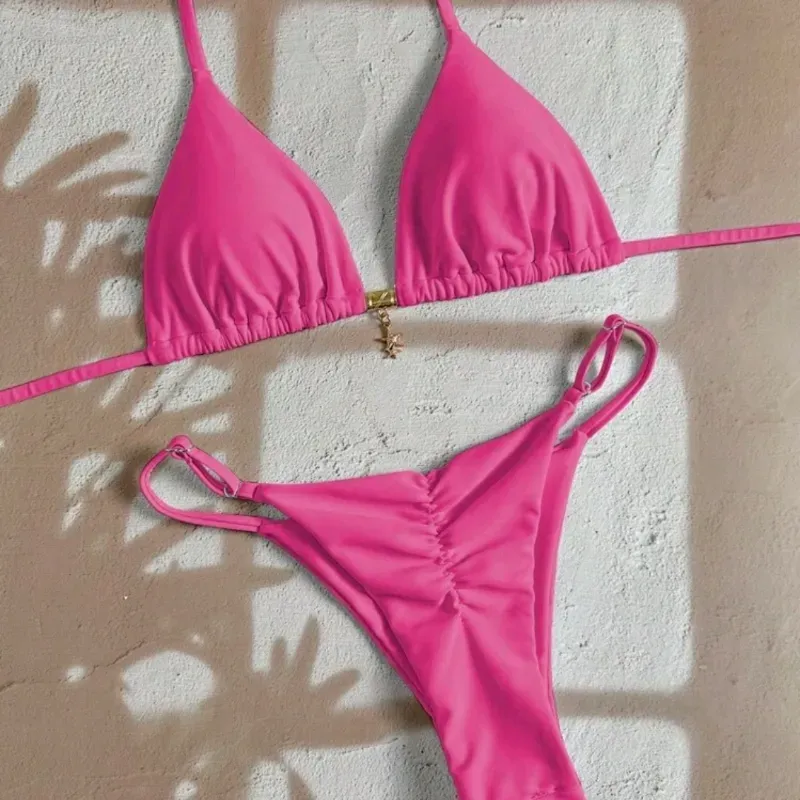 Bikini rosado con colgante de metal
