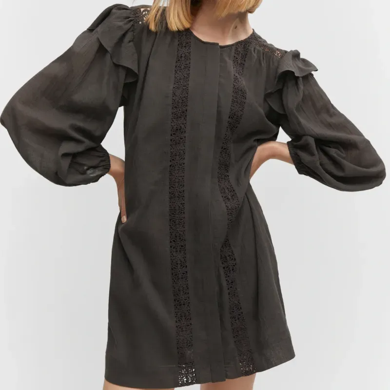 Vestido corto detalles puntilla