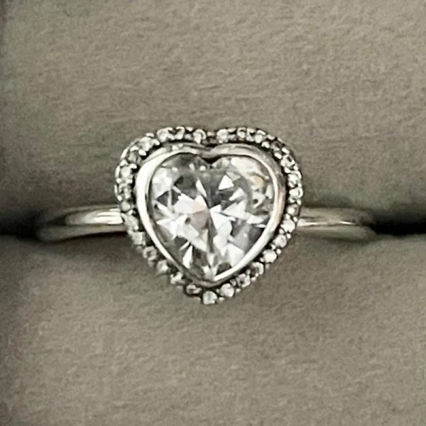 Anillo de corazón con piedra