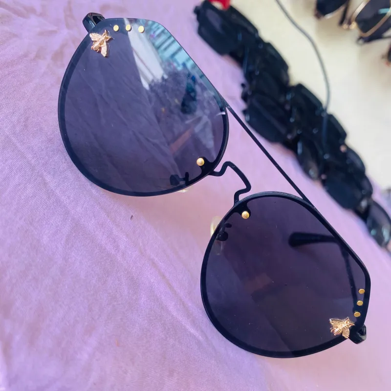 Gafas de sol con lentes oscuros y detalles en la armadura