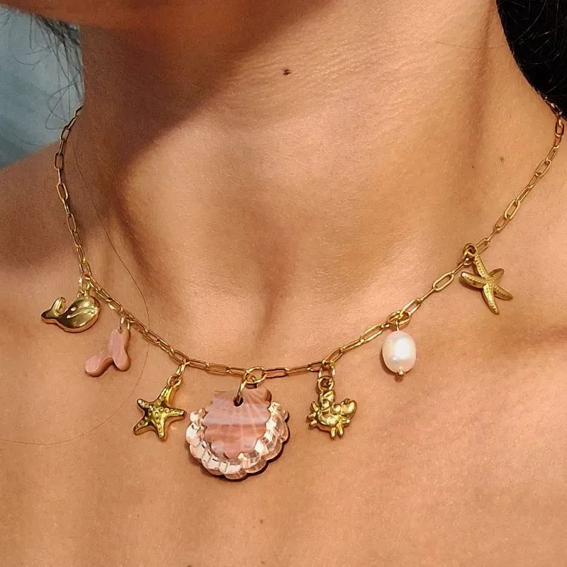 Collar dorado con Concha rosada