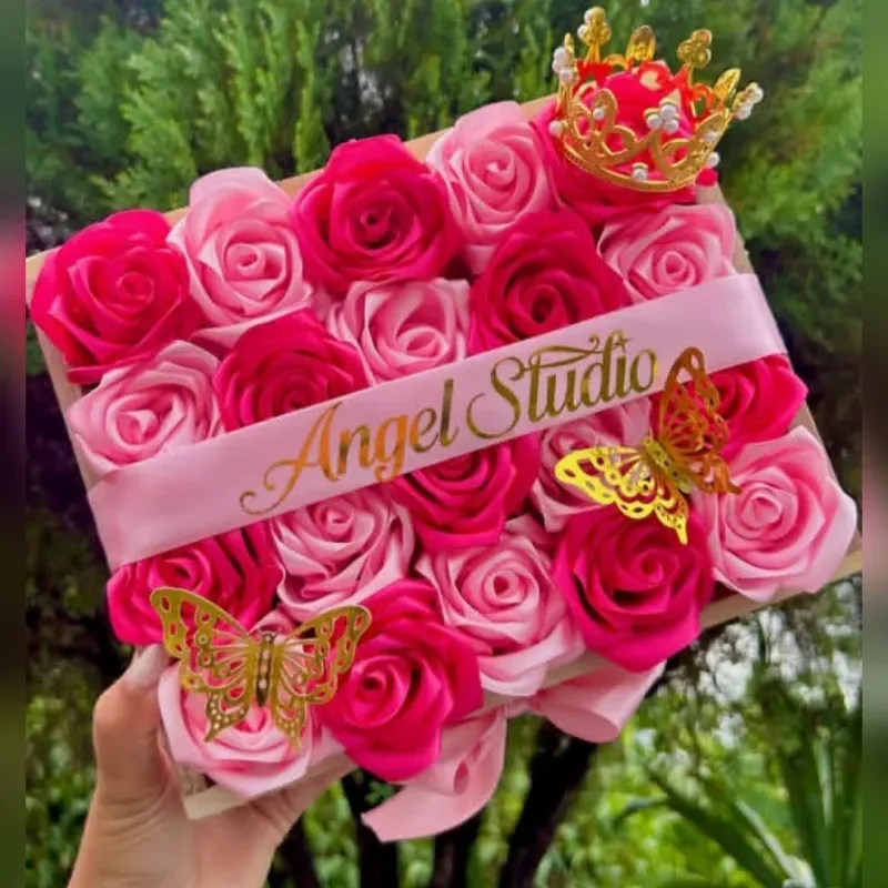 Madera con 20 rosas eternas