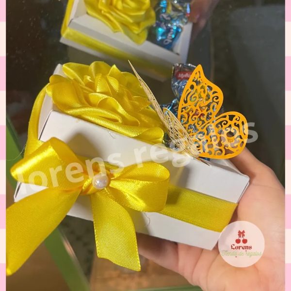 Caja con doble borde y flores