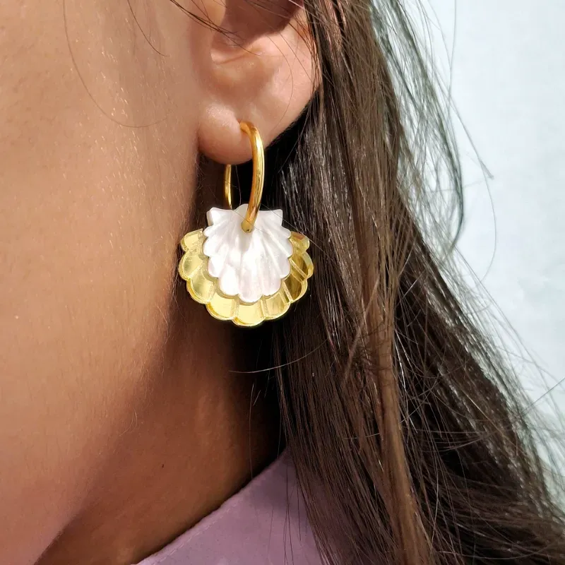 Argollas doradas concha nacarada blanco