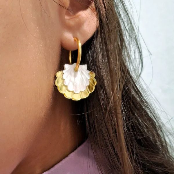 Argollas doradas concha nacarada blanco