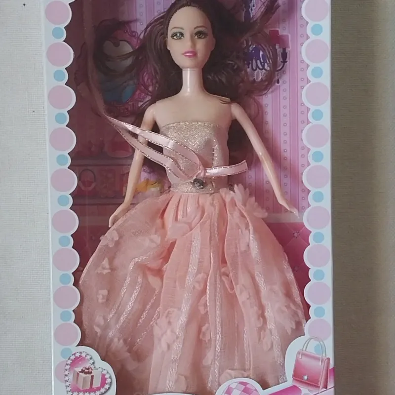 Muñeca tipo Barbie vestido de fiesta