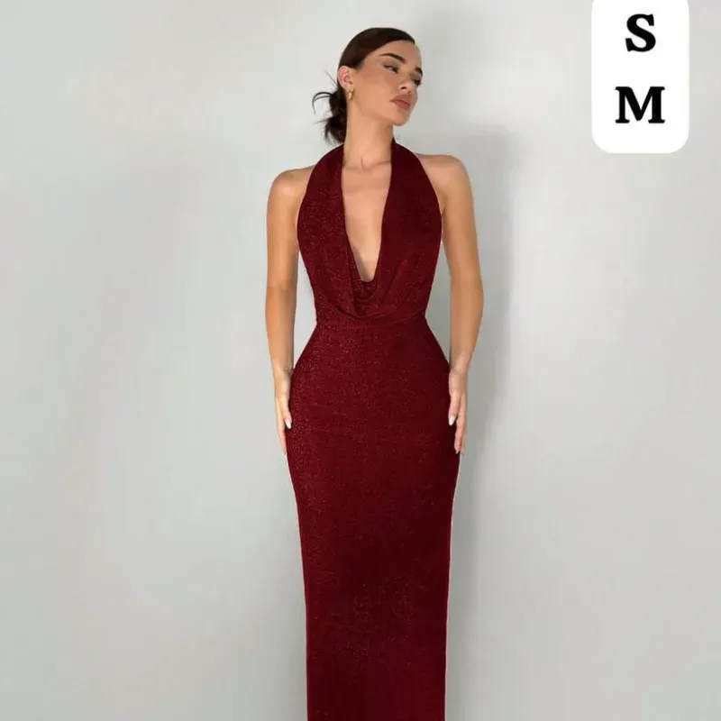 ❤️ Vestido Red Siren – Poder escultural con escote halter y brillo sutil