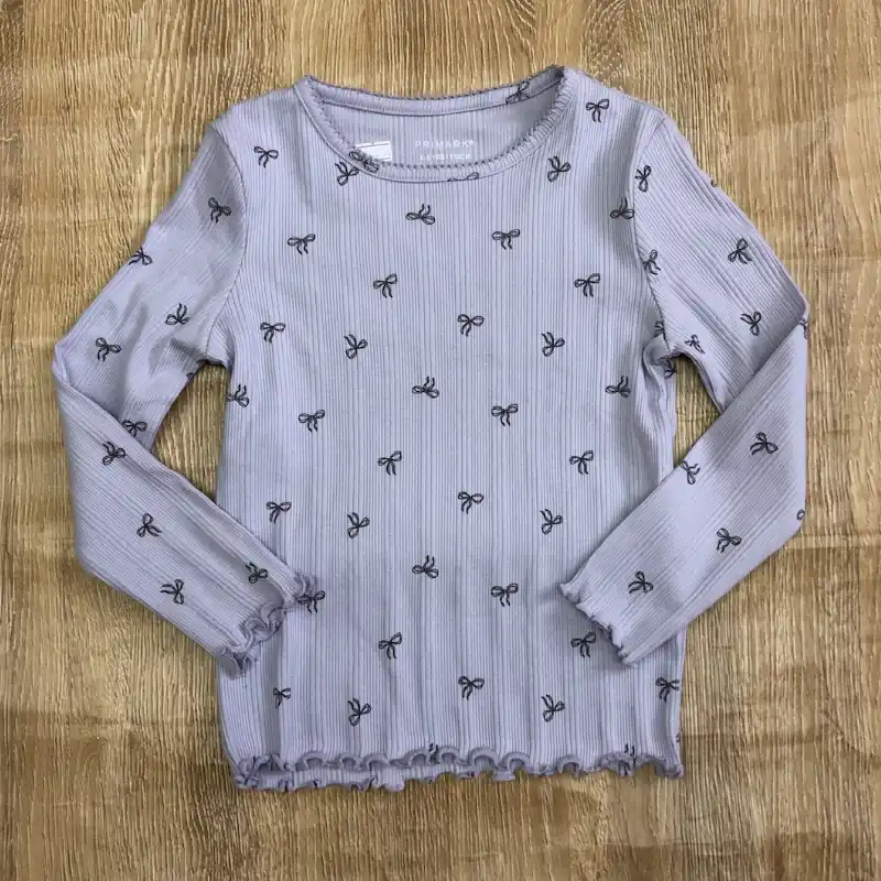 Enguatada violeta con lazos