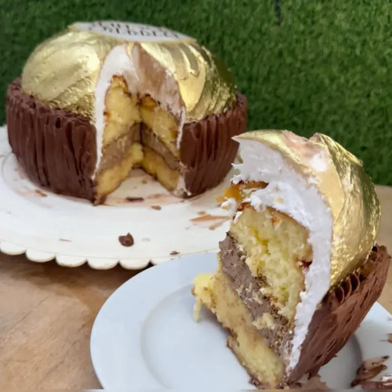 Pastel forma de bombón ferrero