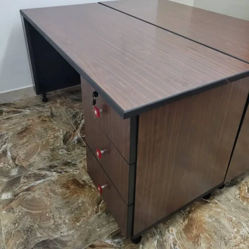 Buró con gavetero incorporado de 3 gavetas