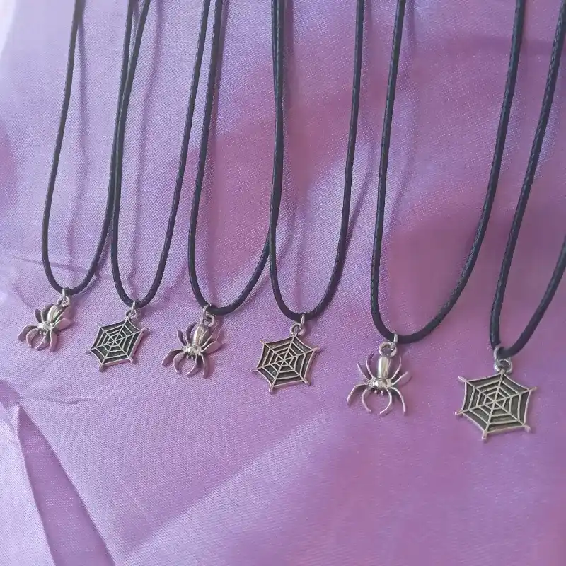 Collar araña y telaraña