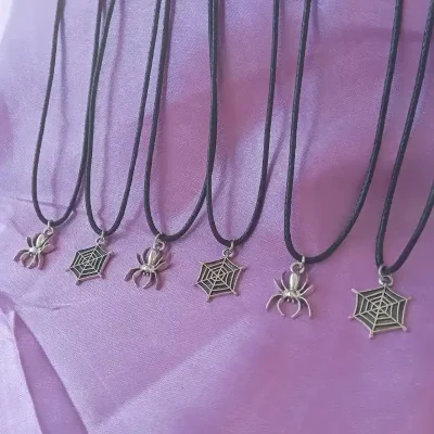 Collar araña y telaraña