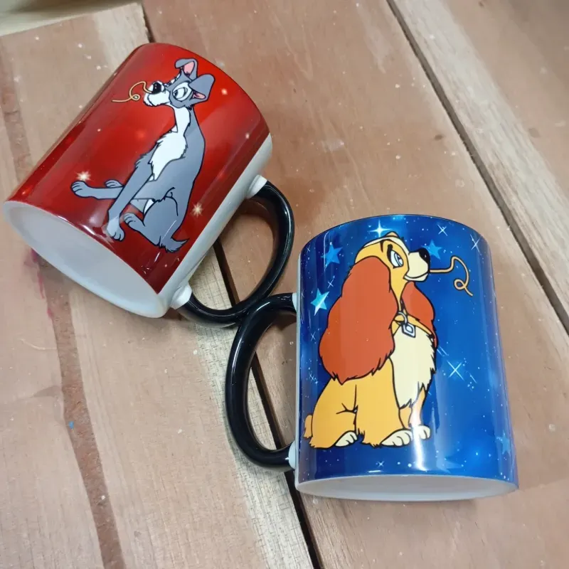 Taza con aza y fondo de colores