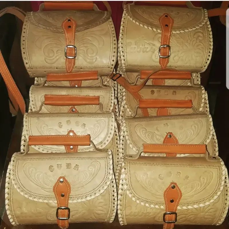 Maletincitos de piel.