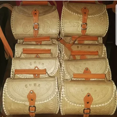 Maletincitos de piel.