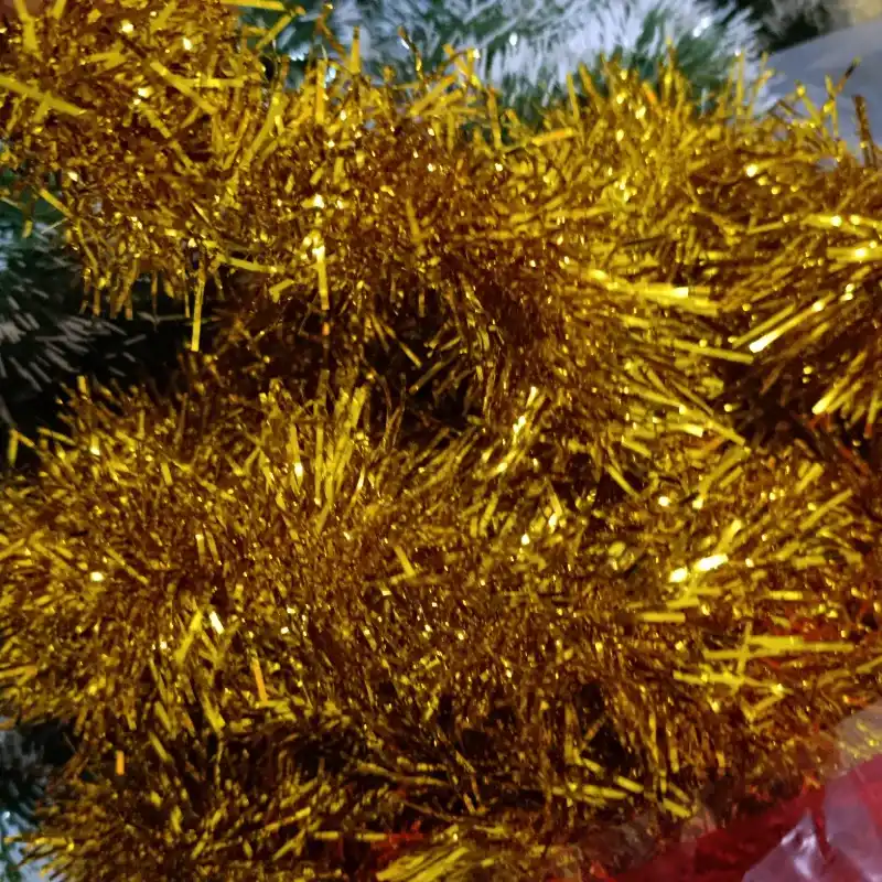 Escarcha navideña o rabo de gato dorado
