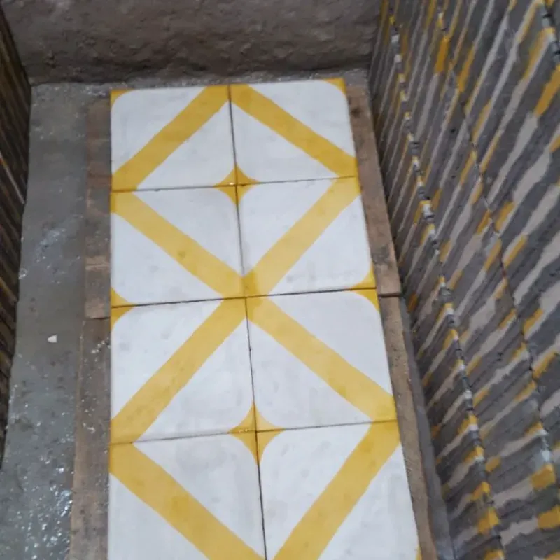 Colonia lista amarilla fondo blanco