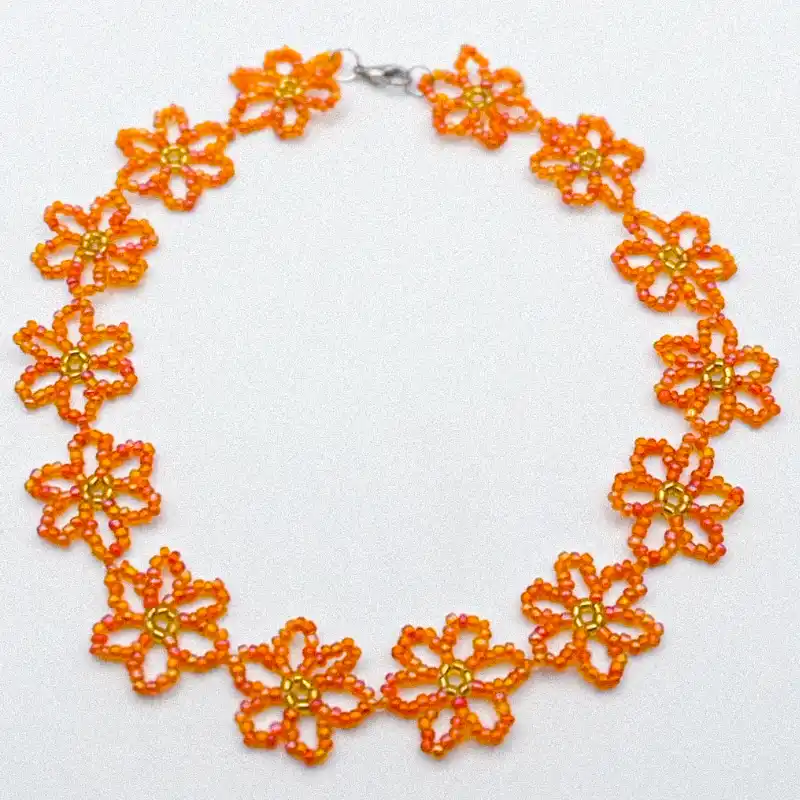 Collar tipo choker de flores tejidas