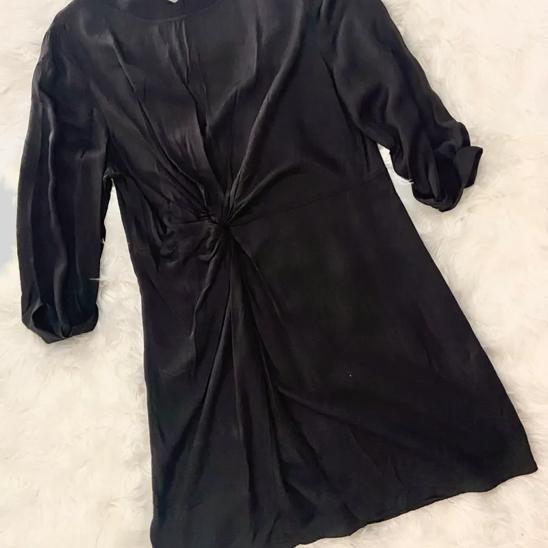 Vestido Negro con Detalle arrugado