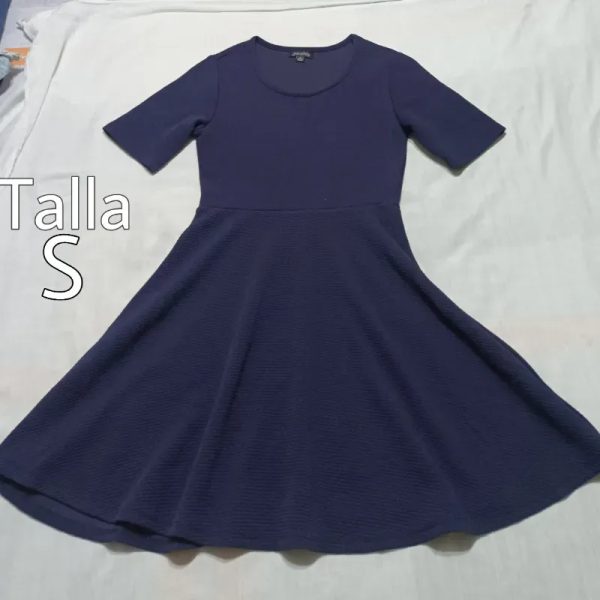 Vestido de mangas color azul oscuro.