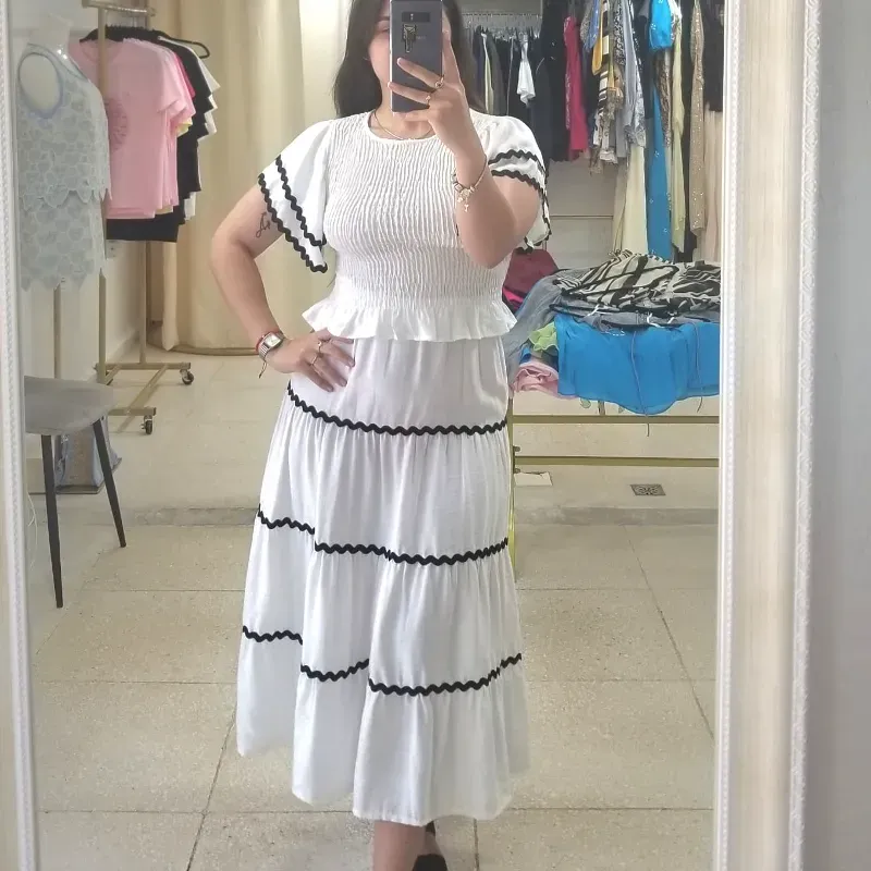 Conjunto de blusa y saya blanca de bordes negros