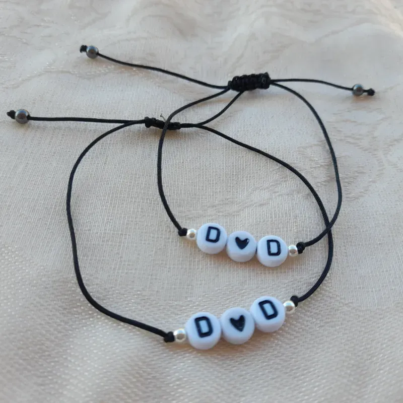 Pulsera sencilla con letras