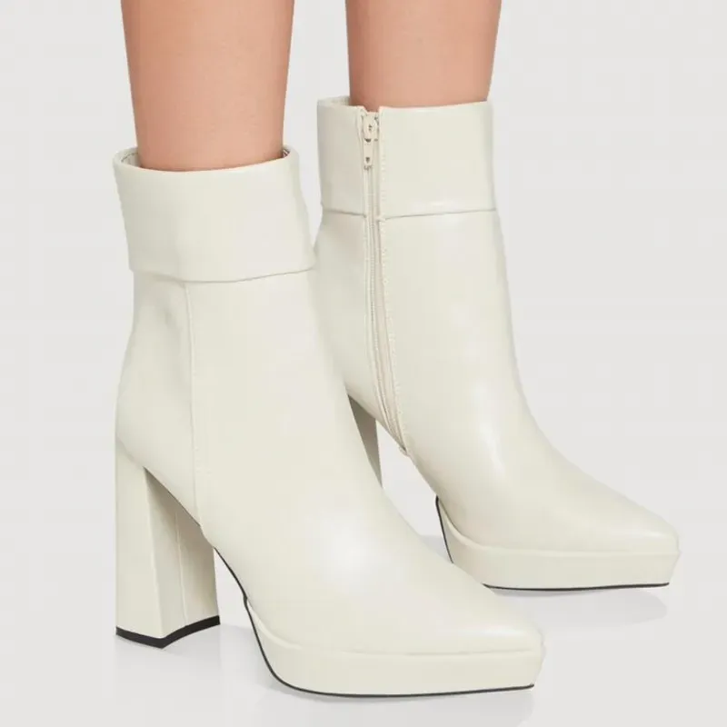 Botas Cerradas Blancas de Tacón Rectangular