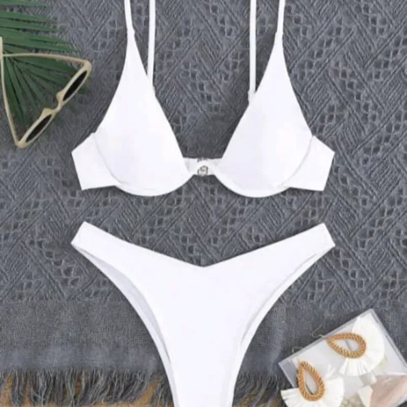 Bikini blanco de aro rígido