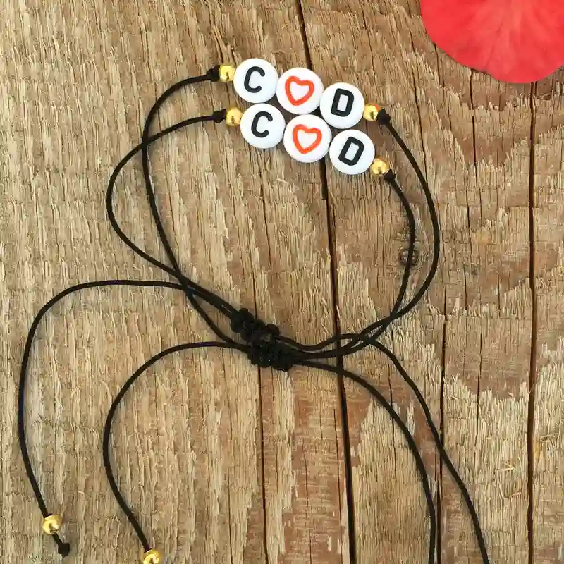 Pulsera de parejas sencillas.