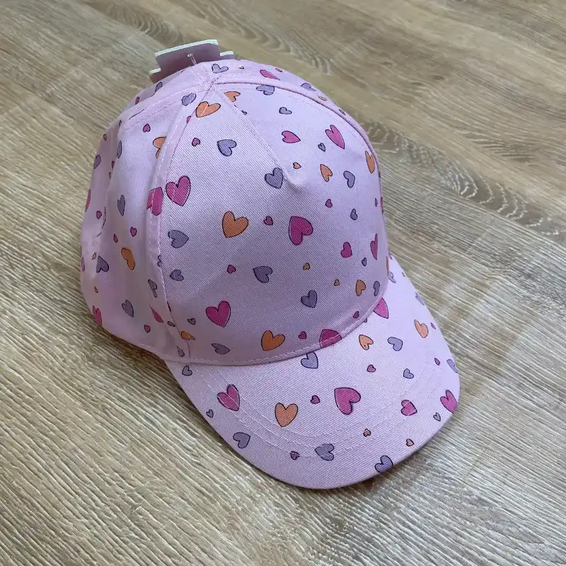 Gorra color rosado con corazones