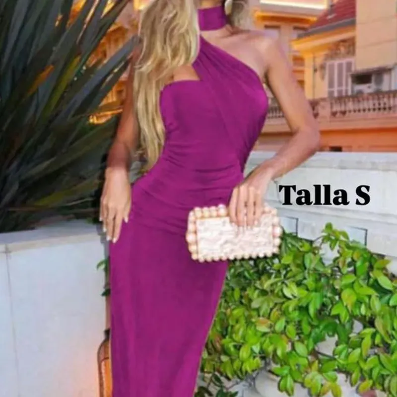 Vestido largo y ajustado con un color vibrante