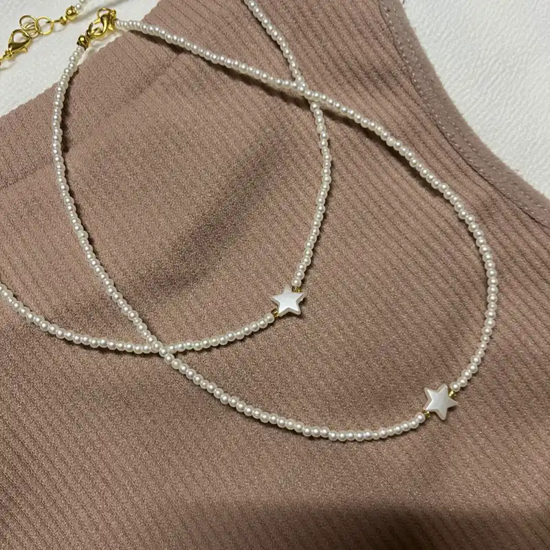 Collar de perlas pequeñas con estrella
