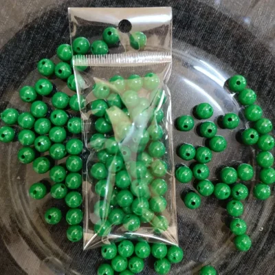 Perla plástica de 8 milímetros color verde 