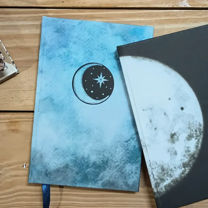 Diseño de luna con fondo de acuarela