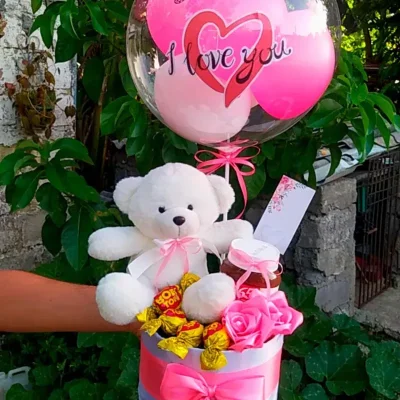 Caja con peluche y confituras