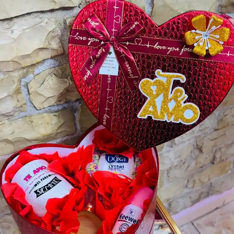 Corazón apasionado  ( Surtido de perfume Alicia , desodorante, estuche de jabones y tasa personalizada)