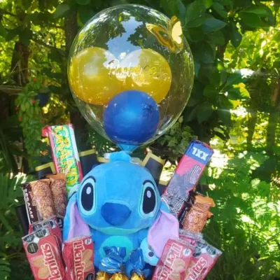 Caja con peluche y confituras