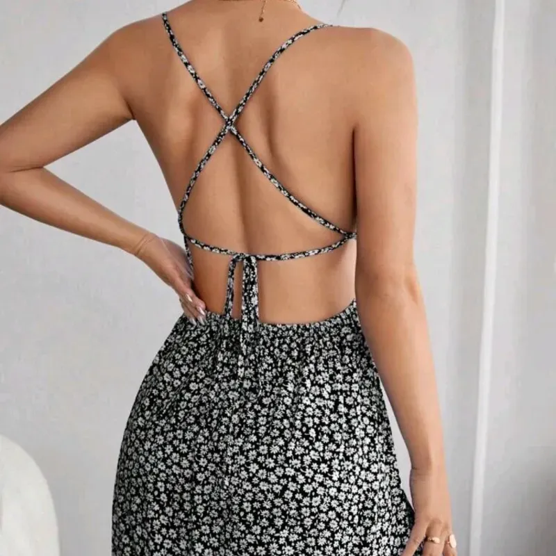  Vestido corto con crucetas en la espalda — Negro