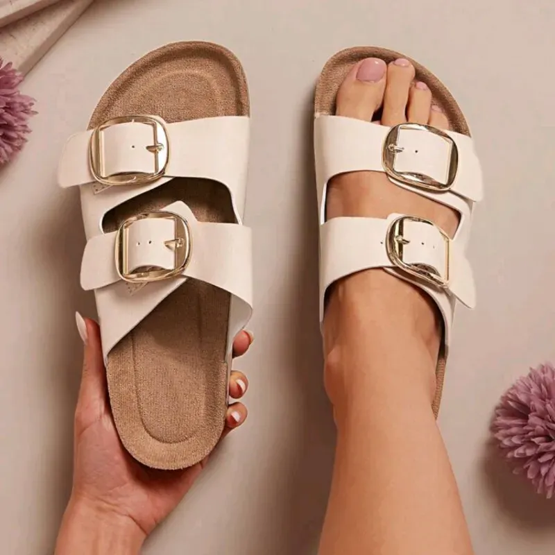 Prácticas beich con hebilla dorada