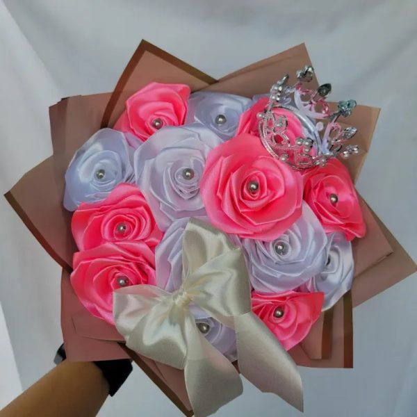 15 rosas con agrego de corona y lazo.
