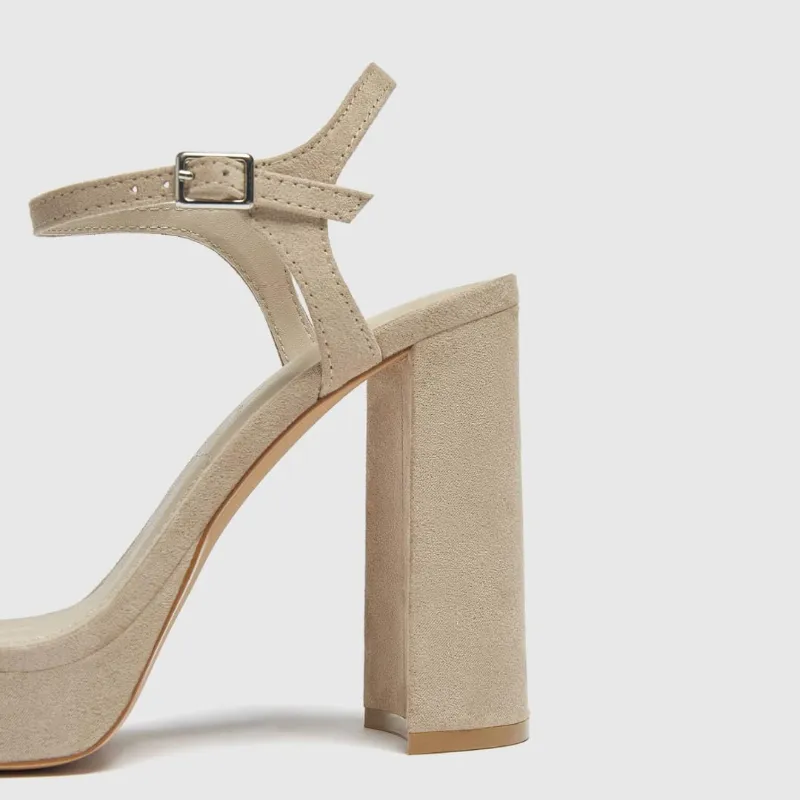 Sandalias beige de tacón cuadrado