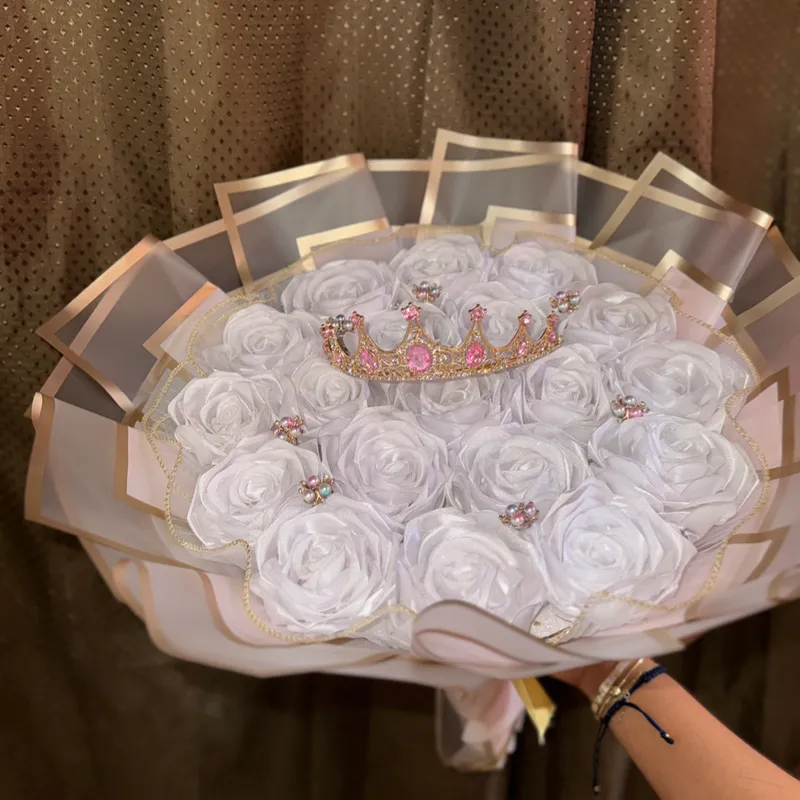 Ramo de lujo blanco con su tiara