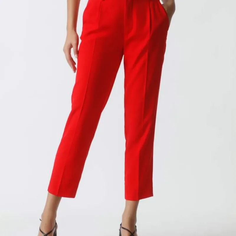 Pantalón rojo oscuro